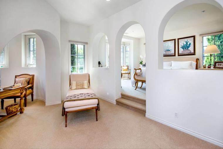 Elevated sitting area off the master